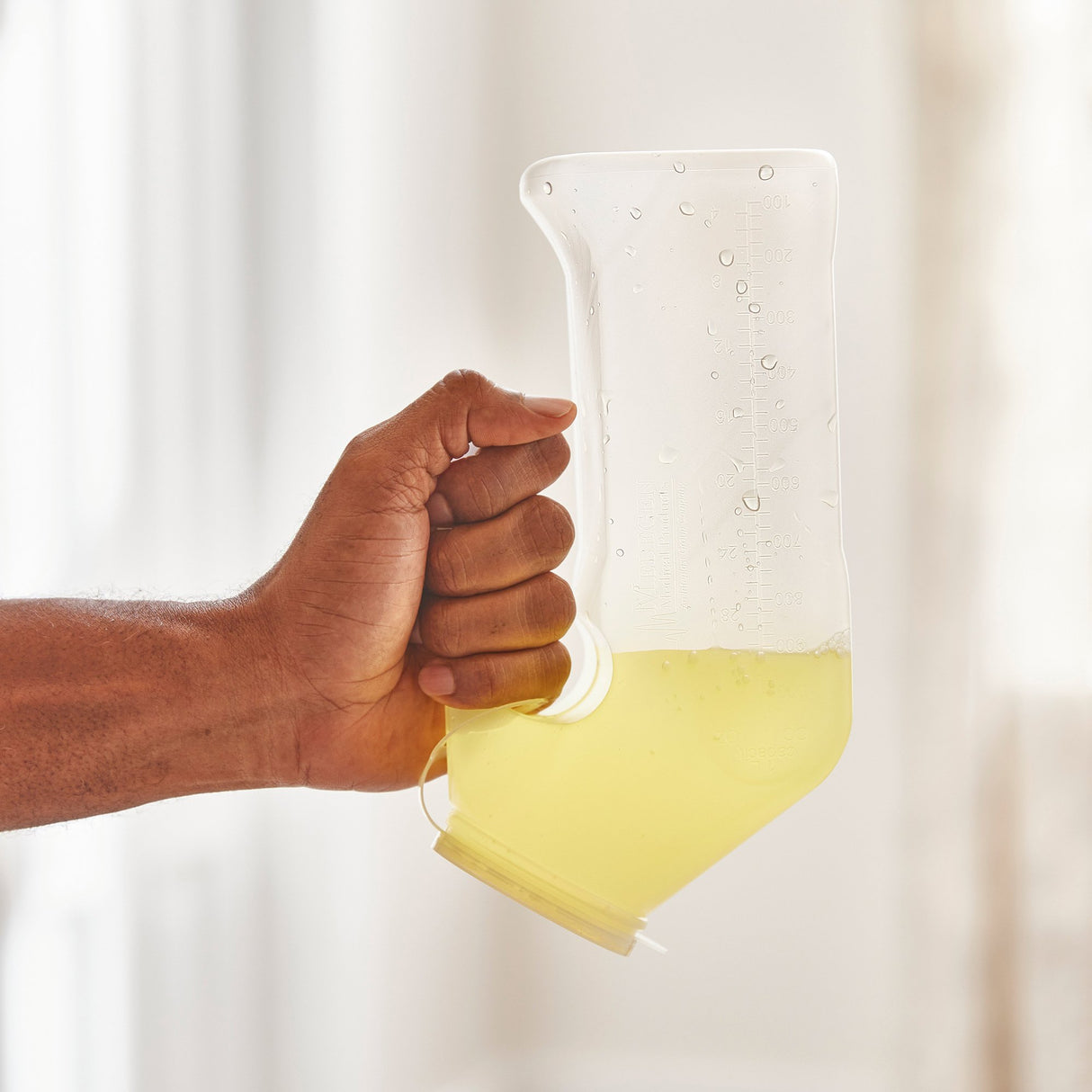 Male Urinal McKesson 1 Quart / 1000 mL With Closure Single Patient Use - BeHope