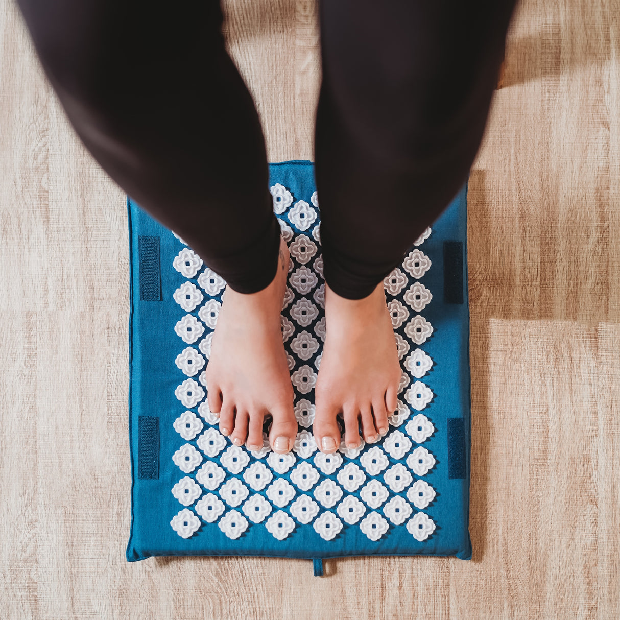 Kanjo Acupressure Foot Mat Sapphire / White Cotton-Linen Fabric / Memory Foam / Plastic 14 X 16 Inch - BeHope